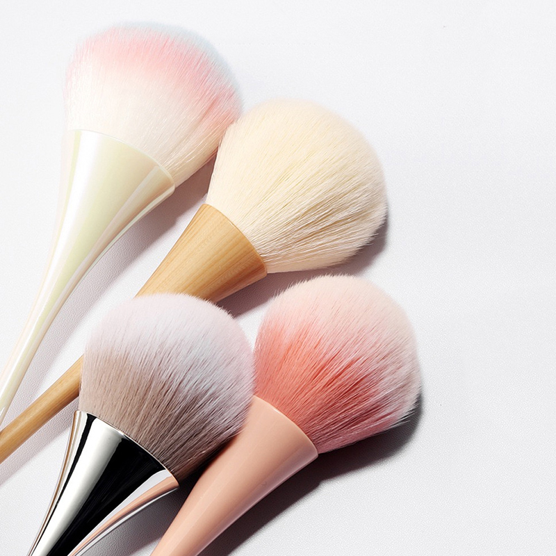 Spazzola per unghie per la pul - Blush Brush Kabuki recensione e prezzo